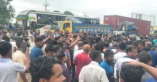 শ্রীপুরে ১০ দফা দাবিতে শ্রমিকদের ঢাকা-ময়মনসিংহ মহাসড়ক অবরোধ